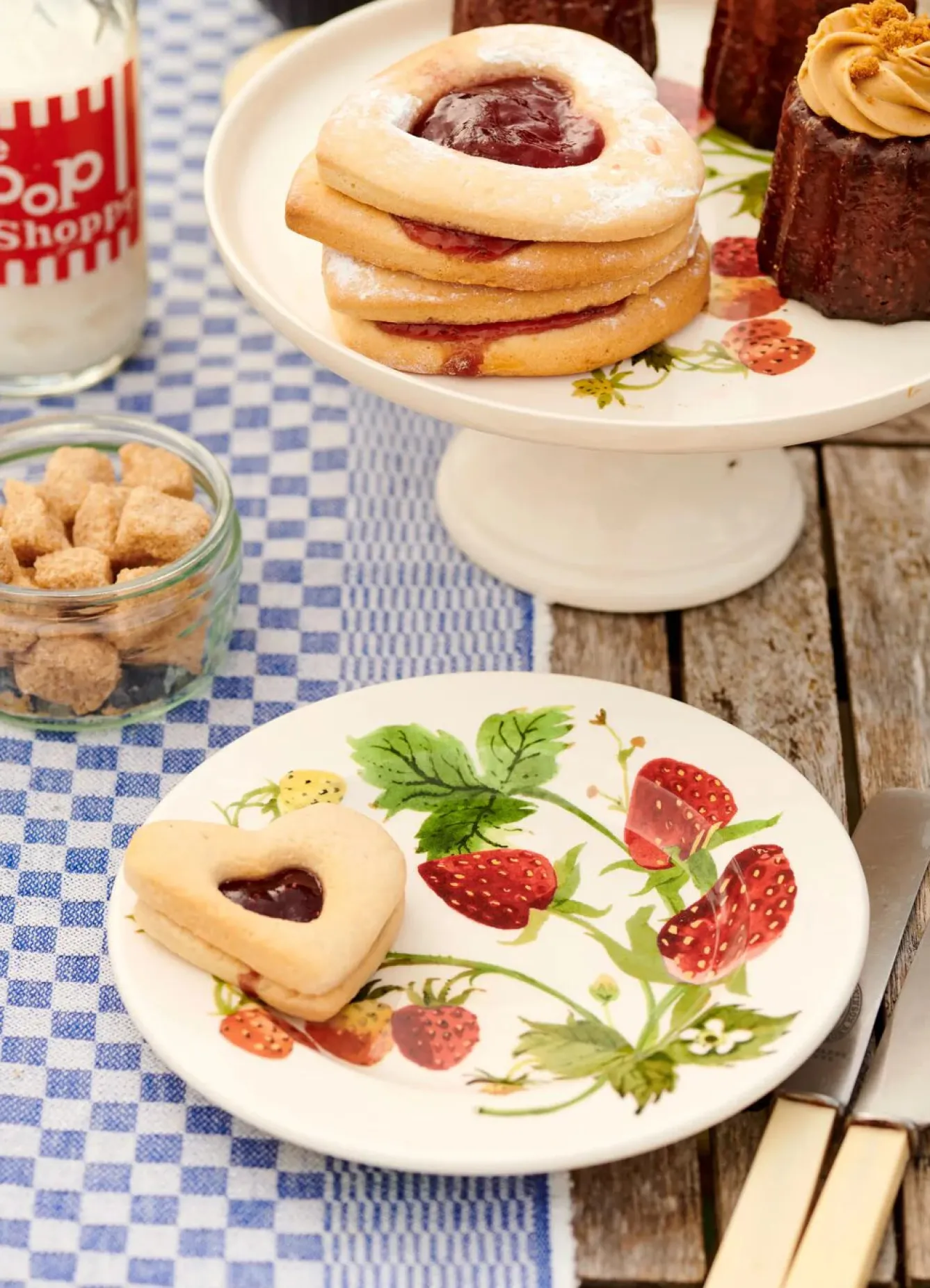 Emma Bridgewater Plates-Vegetable Garden Strawberries 6 1/2 inch Plate